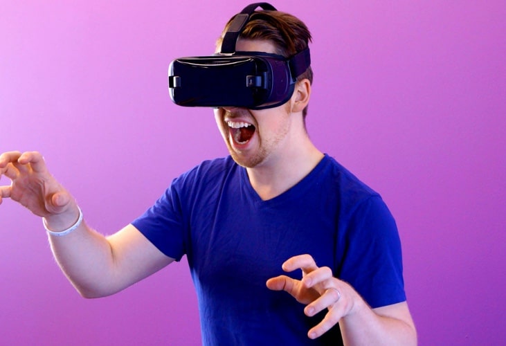 White man wearing a VR cask